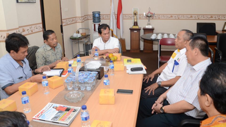 Rapat koordinasi penyelenggaraan Piala Presiden 2015 di Palembang, Sumatera Selatan.